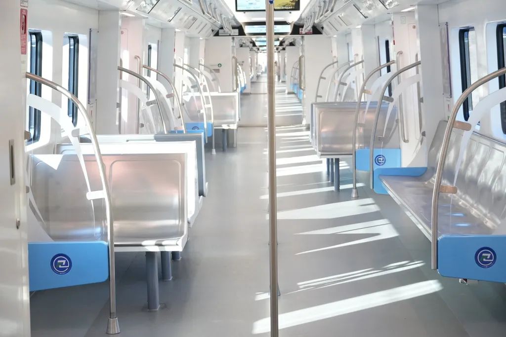 城軌快線15號線列車最大載客量2428人。重慶交通開投鐵路集團供圖